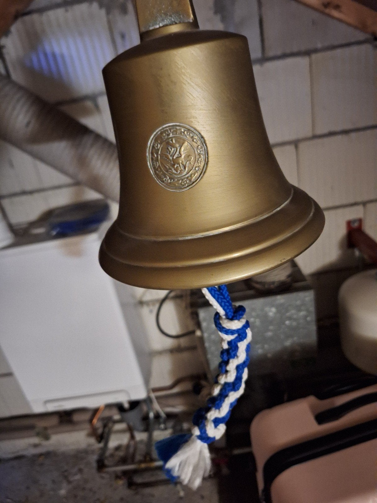 Antieke scheepsbel van brons met decoratief touw, Antiek en Kunst, Ophalen of Verzenden