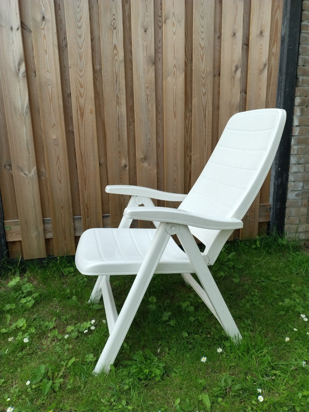 Witte verstelbare tuinstoel van kunststof, Tuin en Terras, Ophalen, Gebruikt, Kunststof, Verstelbaar