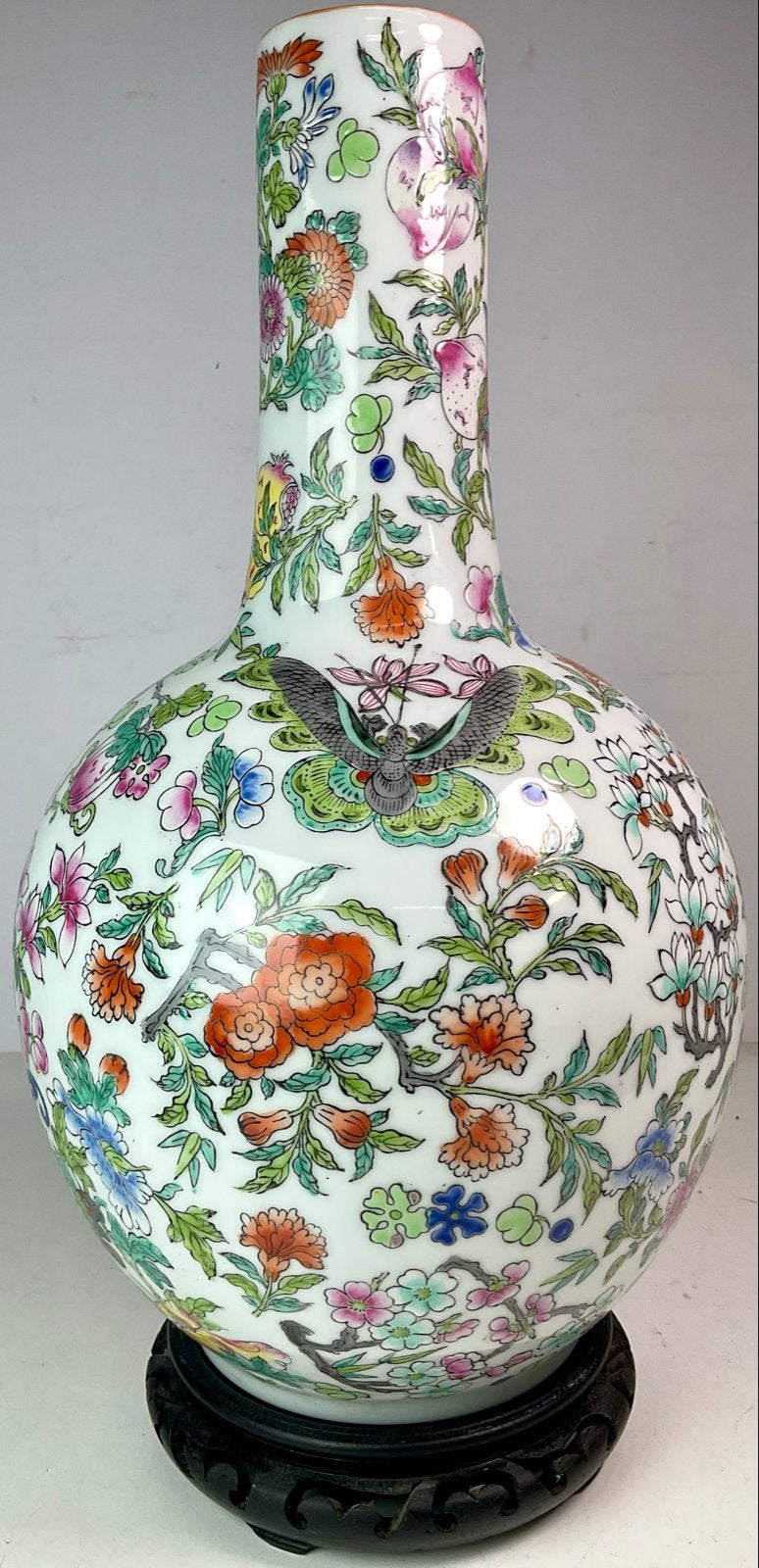 Prachtige Chinese Famille Rose Vaas Vlinders Bloemen # 386, Antiek en Kunst, Antiek | Vazen, Ophalen of Verzenden