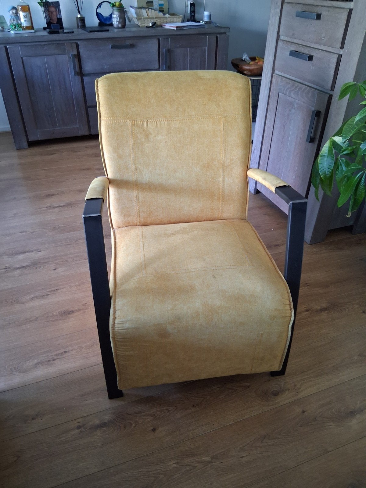 Comfortabele fauteuil - Okergeel met metalen armleuningen, Huis en Inrichting, Stoelen, Overige kleuren, Zo goed als nieuw, Stof