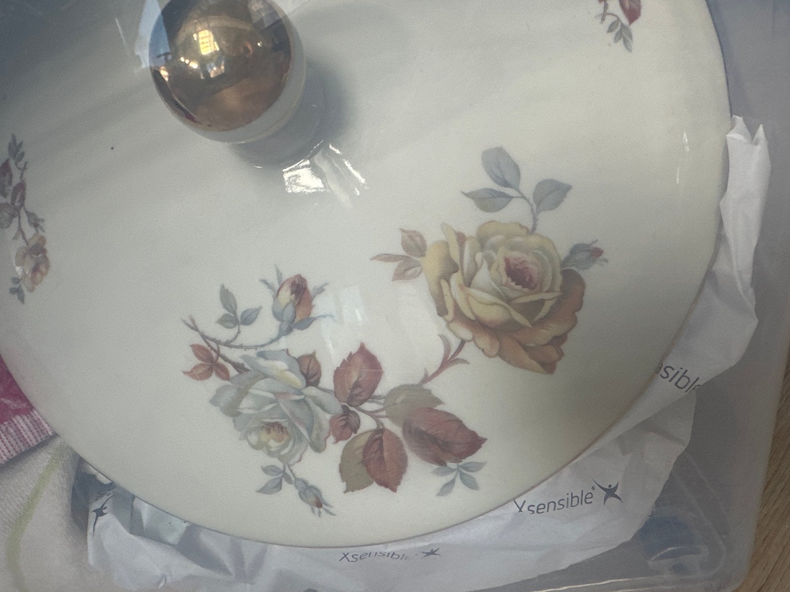 Foto 5 van servies met rozenmotief in Curver boxen MOET SNEL Weg
