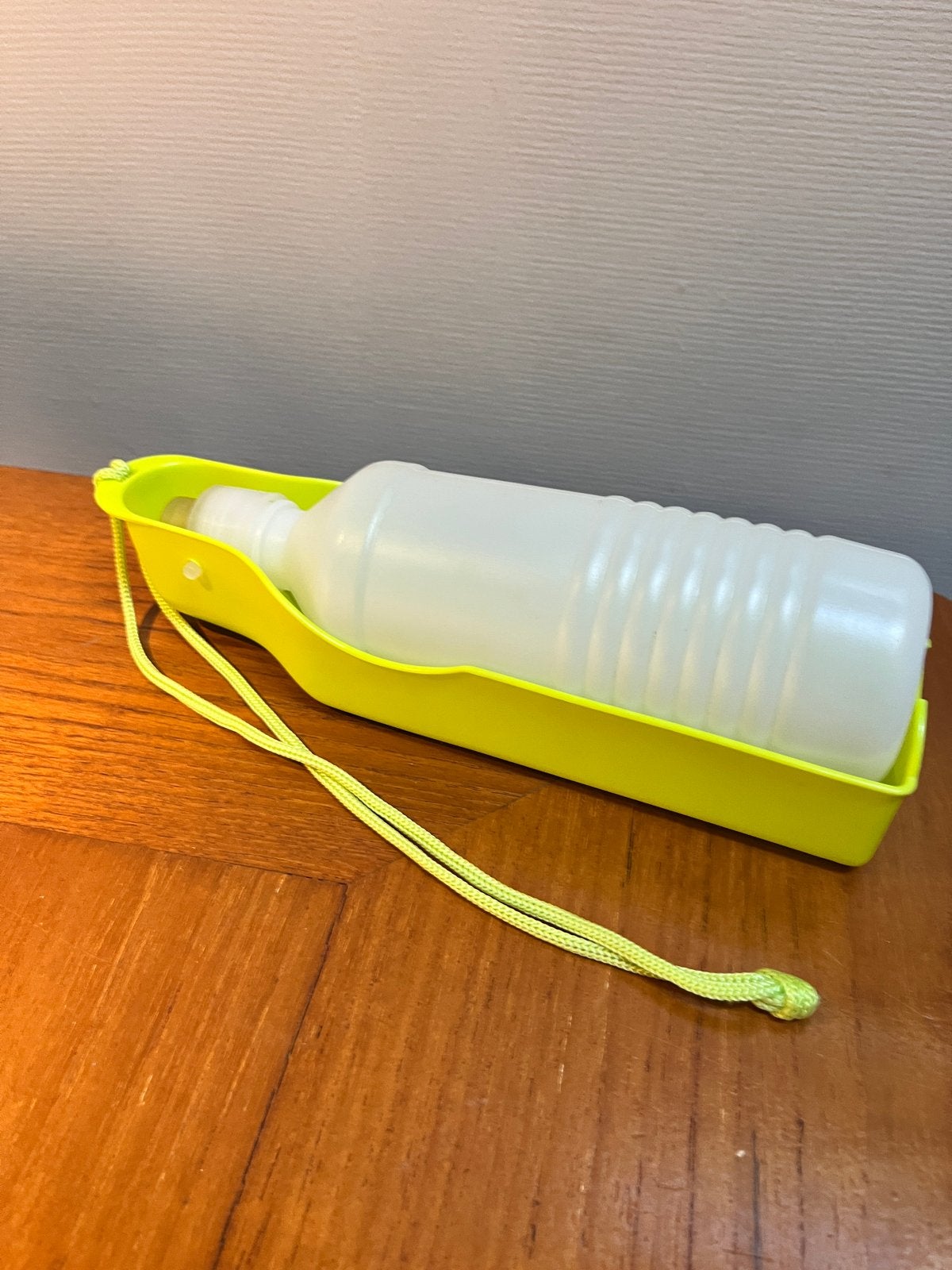 Honden drinkfles met bakje voor onderweg, Ophalen, Zo goed als nieuw