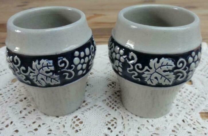 2 Vintage steengoed lepel vaasjes met druiven, Gerzit, Antiek en Kunst, Curiosa en Brocante, Ophalen of Verzenden