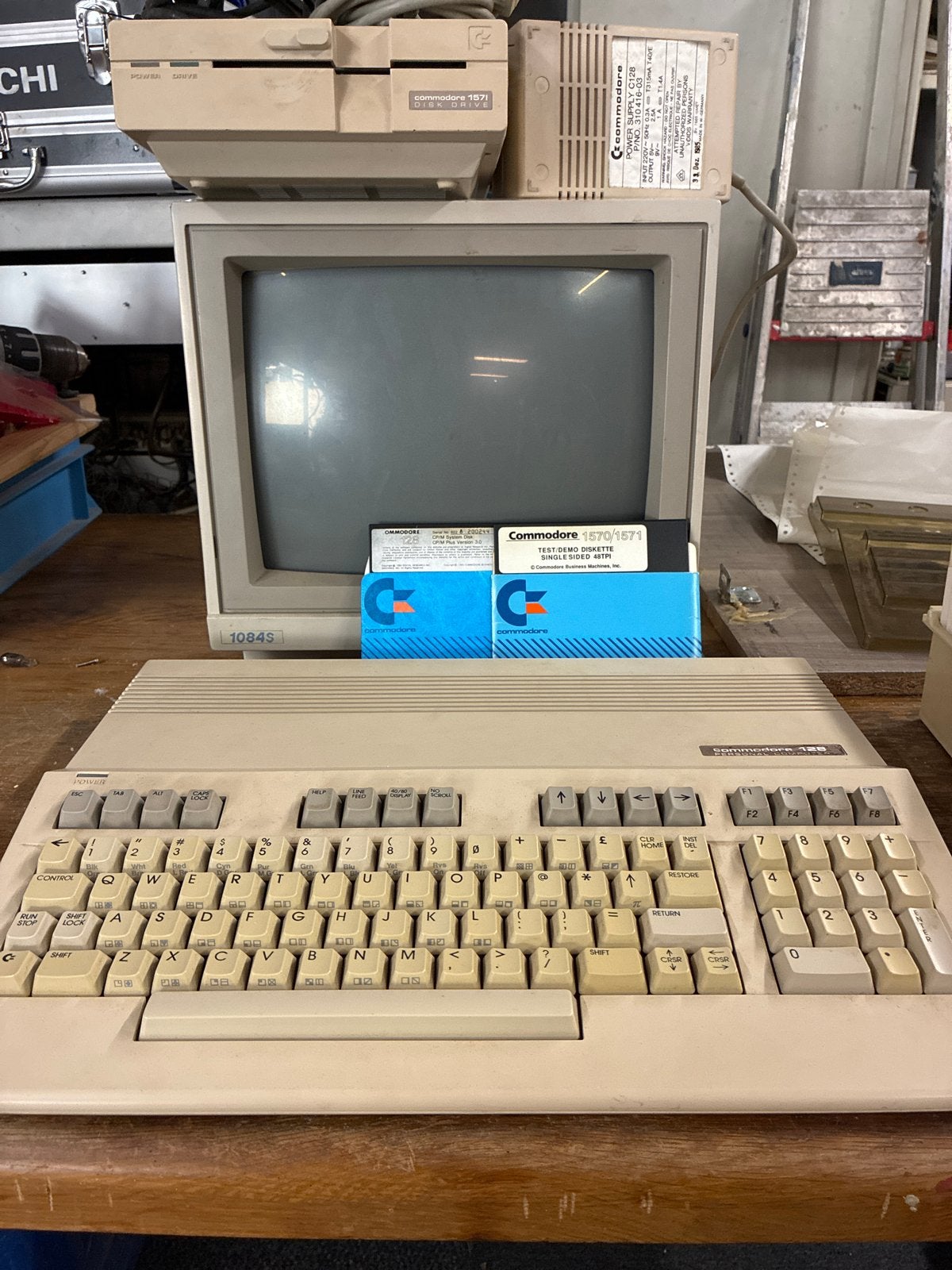 commodore 128 met 1084s monitor+ 1571 diskdrive+ c128 voedin, Ophalen