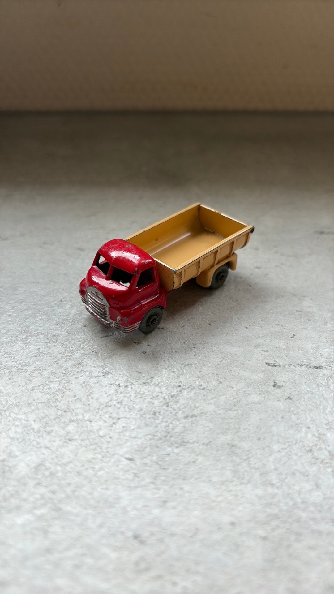 Bedford tipper by lesney, Hobby en Vrije tijd, Modelauto's | 1:87, Ophalen of Verzenden, Zo goed als nieuw, Bus of Vrachtwagen