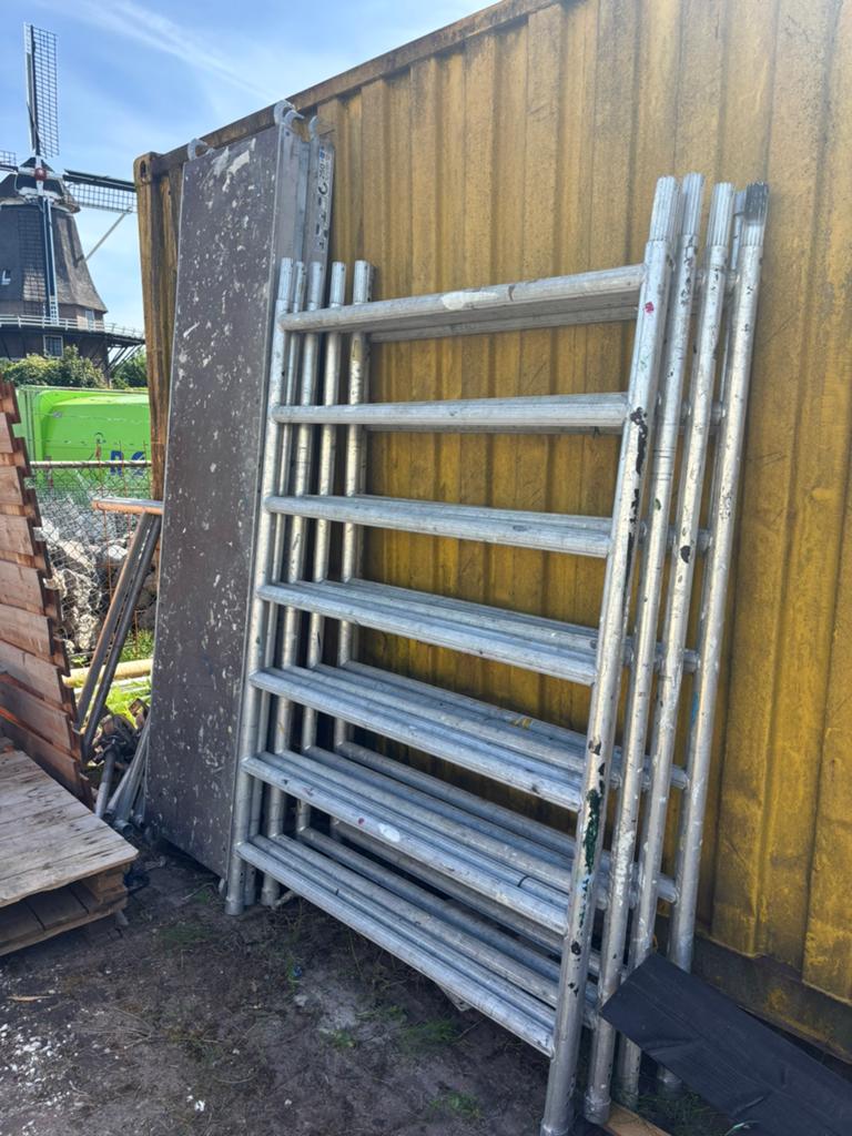 Steiger 135 cm breed en werkhoogte 8,20 compleet, Ophalen, Zo goed als nieuw, Nvt, Rolsteiger of Kamersteiger