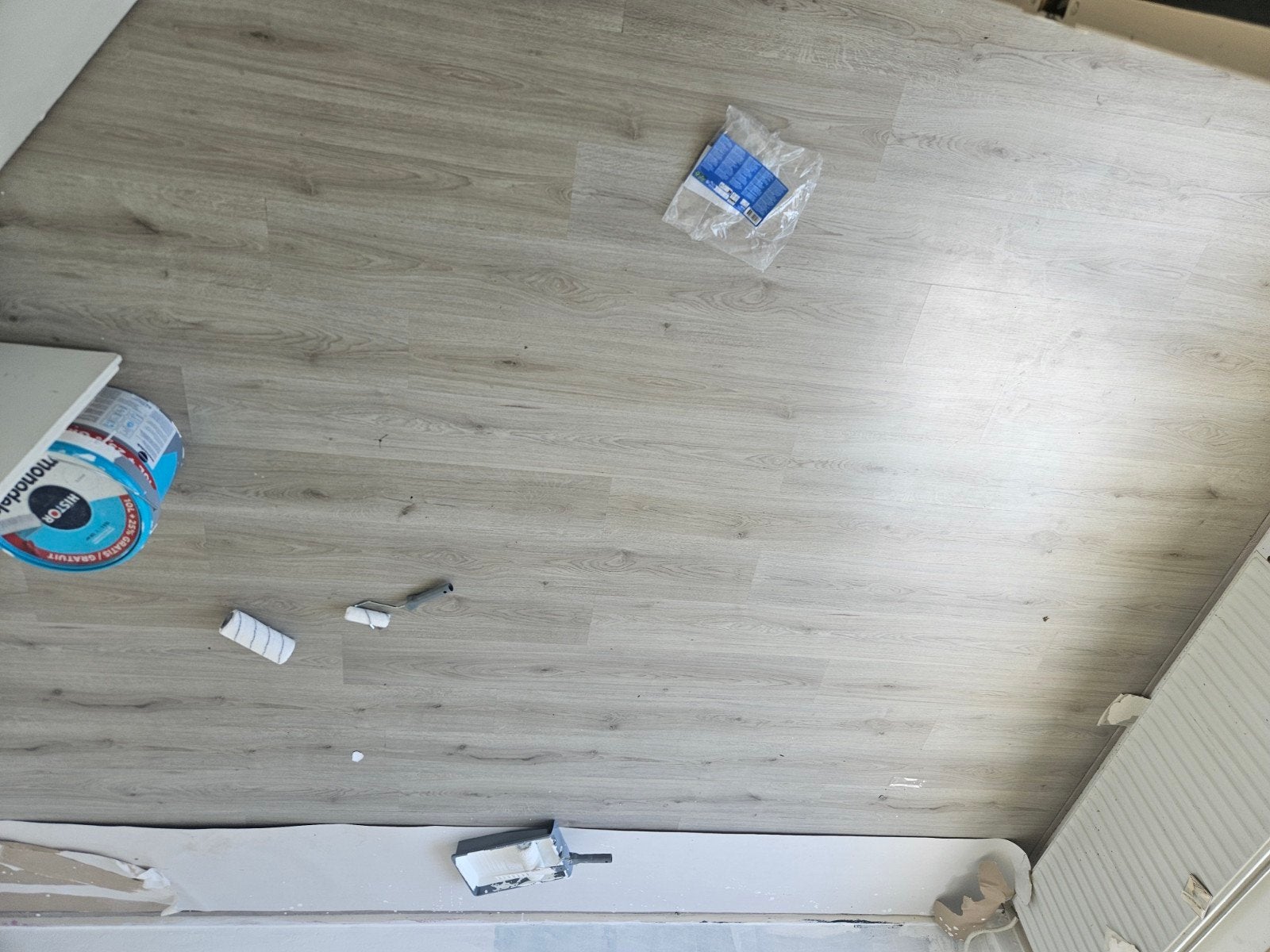 Lichtgrijs kliklaminaat, Doe-het-zelf en Verbouw, Vloerdelen en Plavuizen, Gebruikt, Laminaat, Kunststof, 50 tot 150 cm, 10 tot 30 cm