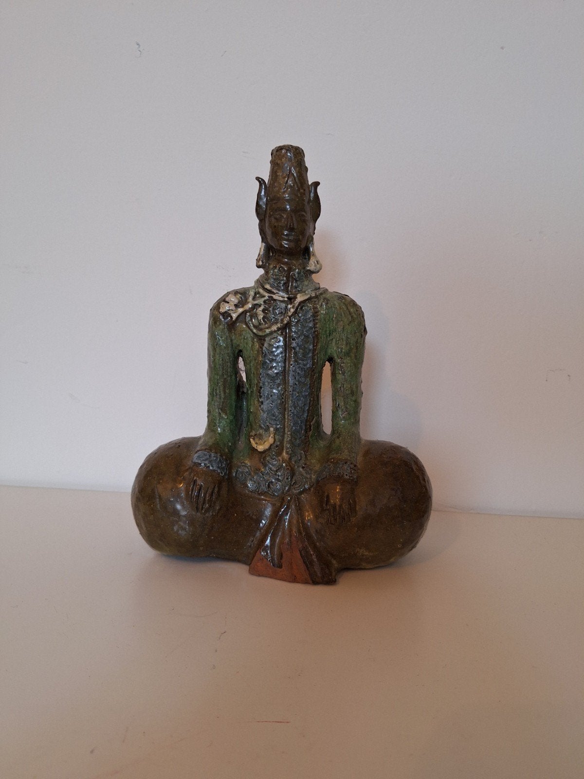Oosterse zittende figuur - Groen en bruin, Antiek en Kunst, Kunst | Niet-Westerse kunst, Ophalen, Handgemaakt, Steen/keramiek