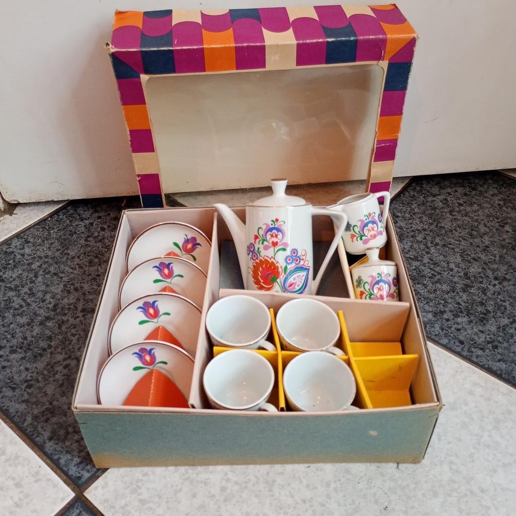 Vintage kinderserviesje met kleurrijk bloemmotief, Antiek en Kunst, Ophalen of Verzenden