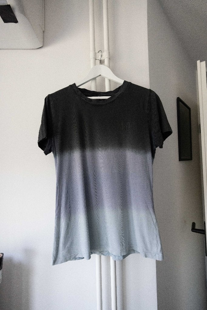 Blauw T-shirt met kleurverloop Nikkie maat 38, Maat 38/40 (M), Blauw, Ophalen of Verzenden, Gedragen