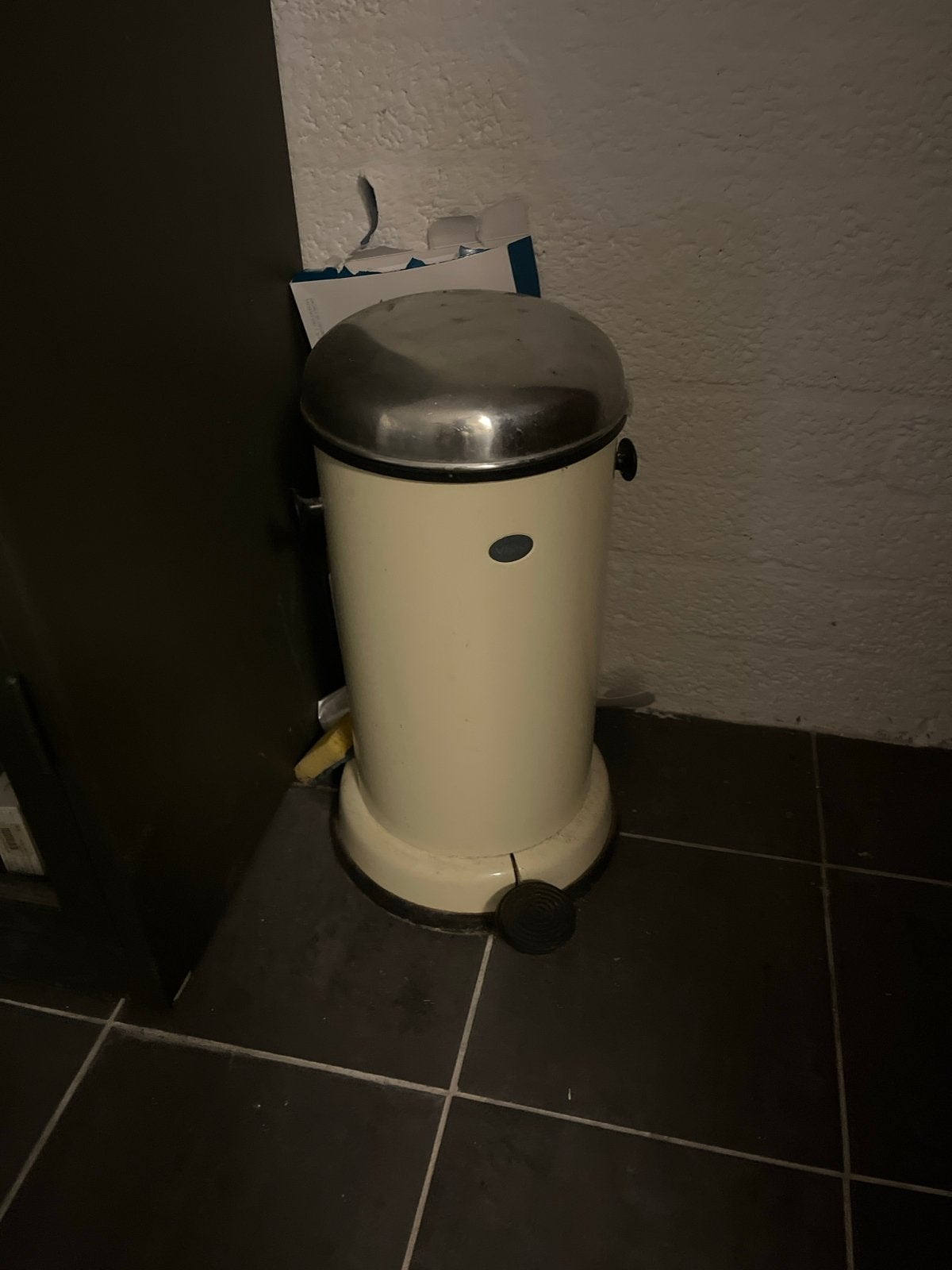 Crème-kleurige Vipp pedaalemmer met metalen deksel, Ophalen, 50 – 75, Gebruikt, Met pedaal