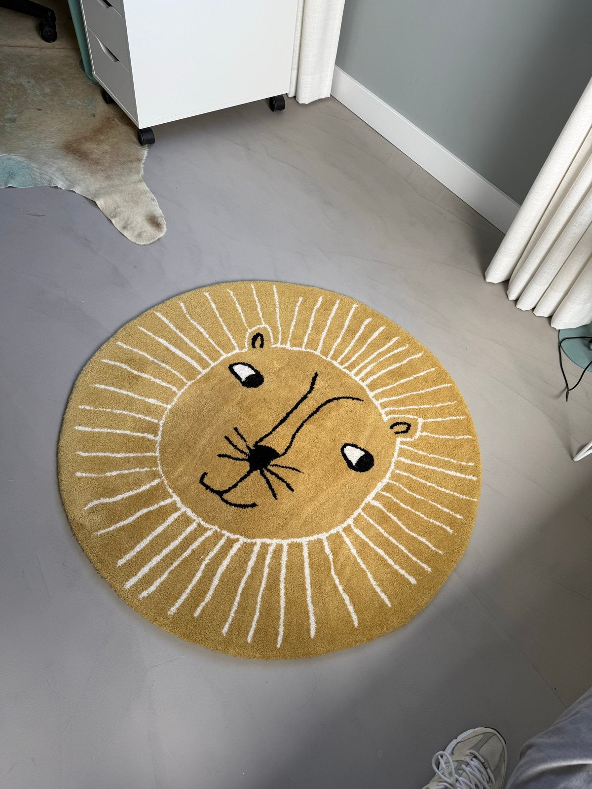 OYOY Mini Leeuwenkleed - Rond Vloerkleed 95 cm, Huis en Inrichting, Ophalen, Gebruikt, Geel, Rond