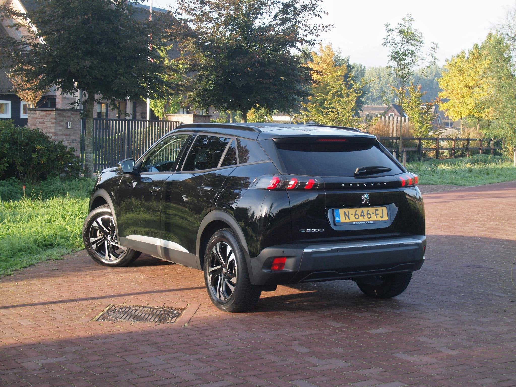 Peugeot e-2008 EV Blue Lease Allure 50 kWh | SOH 94% | Camer, Dealer onderhouden, 136 pk, Gebruikt, Zwart