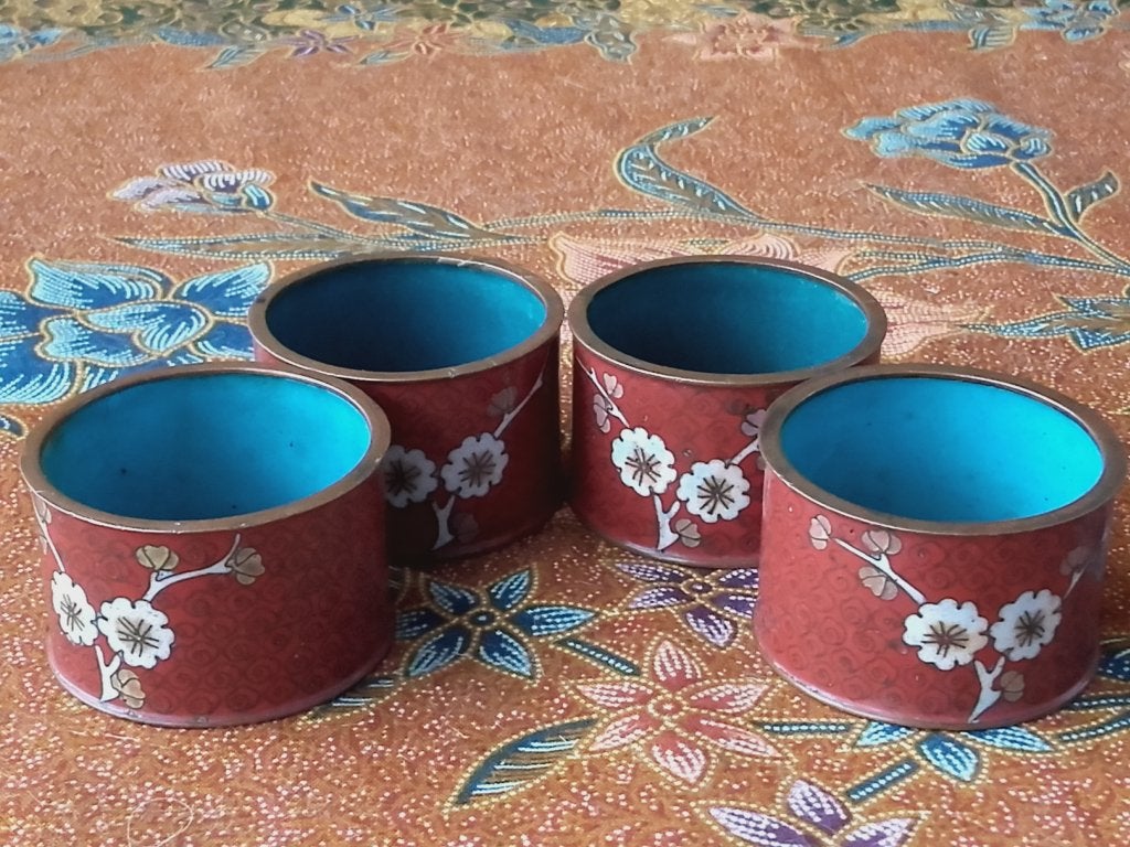 Vier mooie antieke Chinese cloisonne servetringen 4,8 cm.
