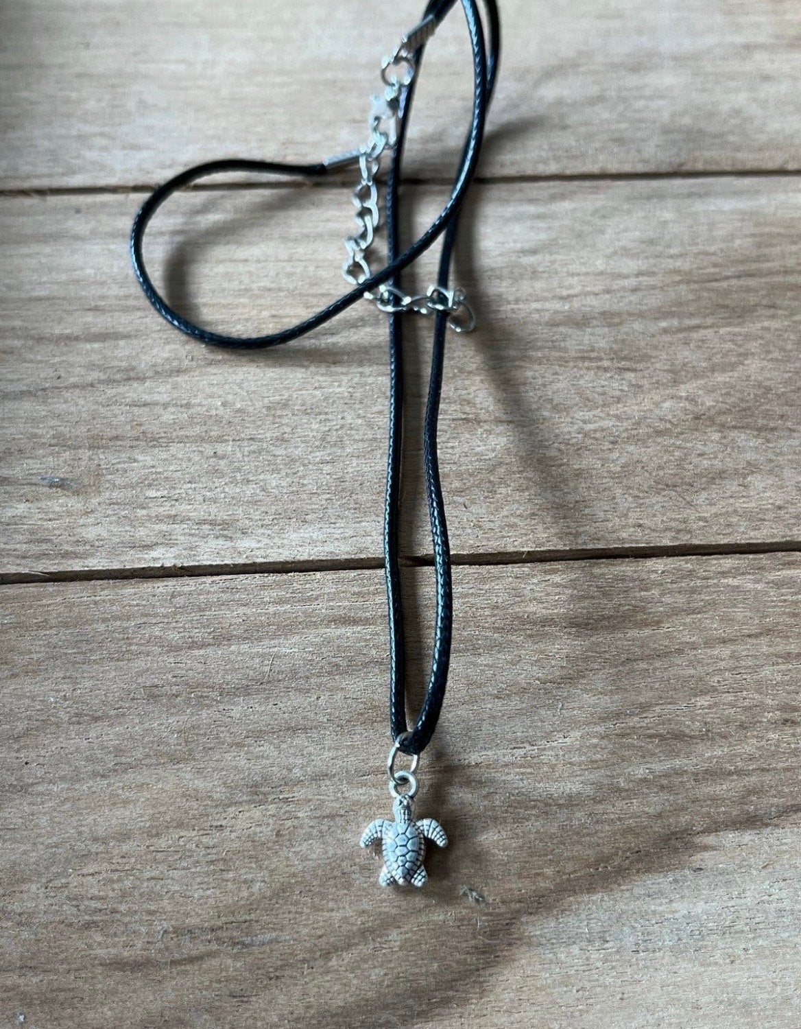 Nieuwe Zwarte Ketting met Zilverkleurige Schildpad Hanger, Sieraden, Tassen en Uiterlijk, Kettingen, Zwart, Nieuw, Ophalen of Verzenden
