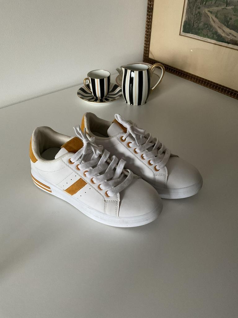 Witte gumpen 38 (zo goed als nieuw), Kleding | Dames, Schoenen, Overige kleuren, Sportschoenen, Ophalen of Verzenden, Zo goed als nieuw