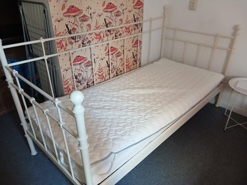 IKEA bed inclusief matras - Zo goed als nieuw, Ophalen, 90 cm, Eenpersoons, Wit