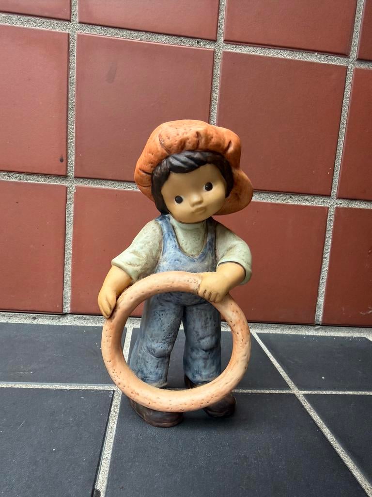 Vintage Goebel beeldje jongen met hoepel, Ophalen of Verzenden, Gebruikt, Mens