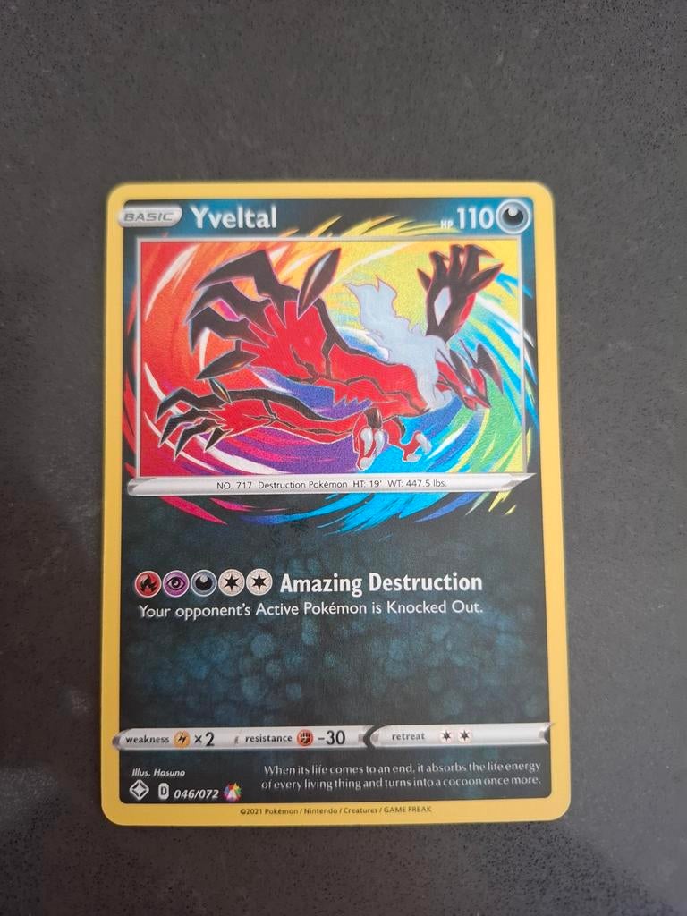 Yveltal Rainbow Rare Pokémon Kaart - Kleine Beschadiging, Ophalen of Verzenden, Gebruikt, Losse kaart, Foil