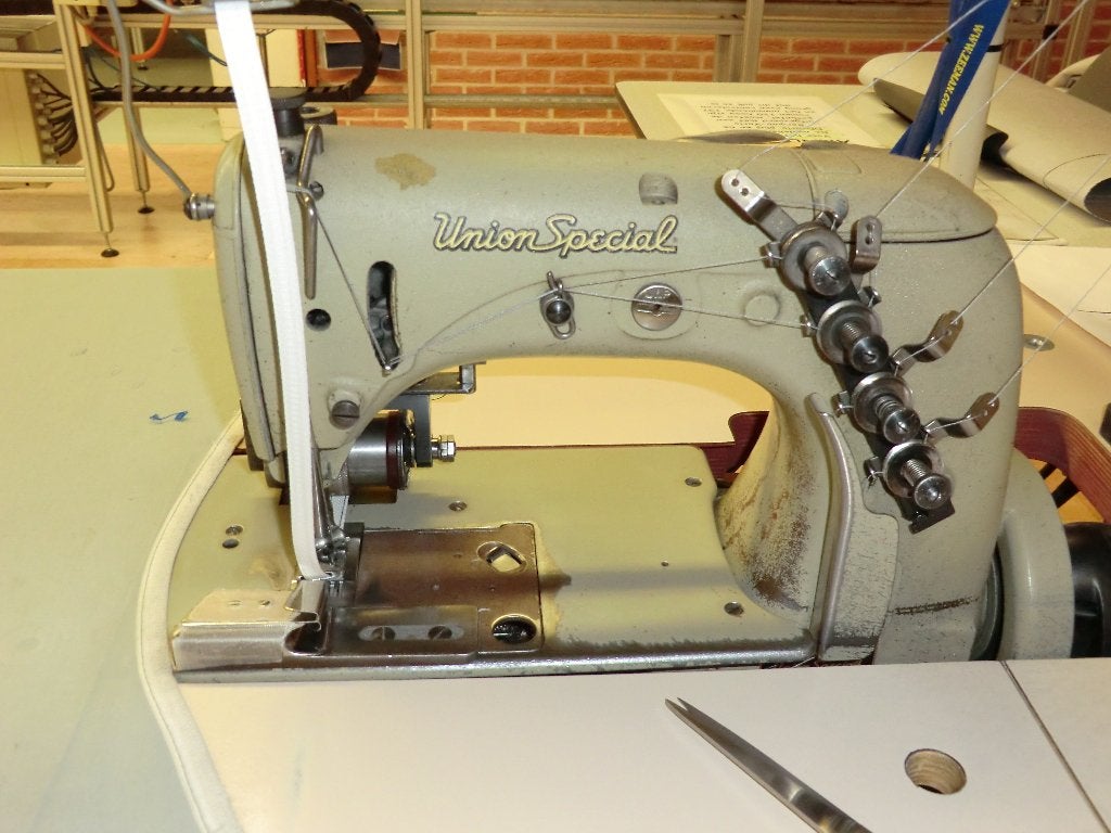 Union Special 2 naalds kettingsteek naaimachine met puller, Gebruikt, Naaimachine, Industrieel, Ophalen