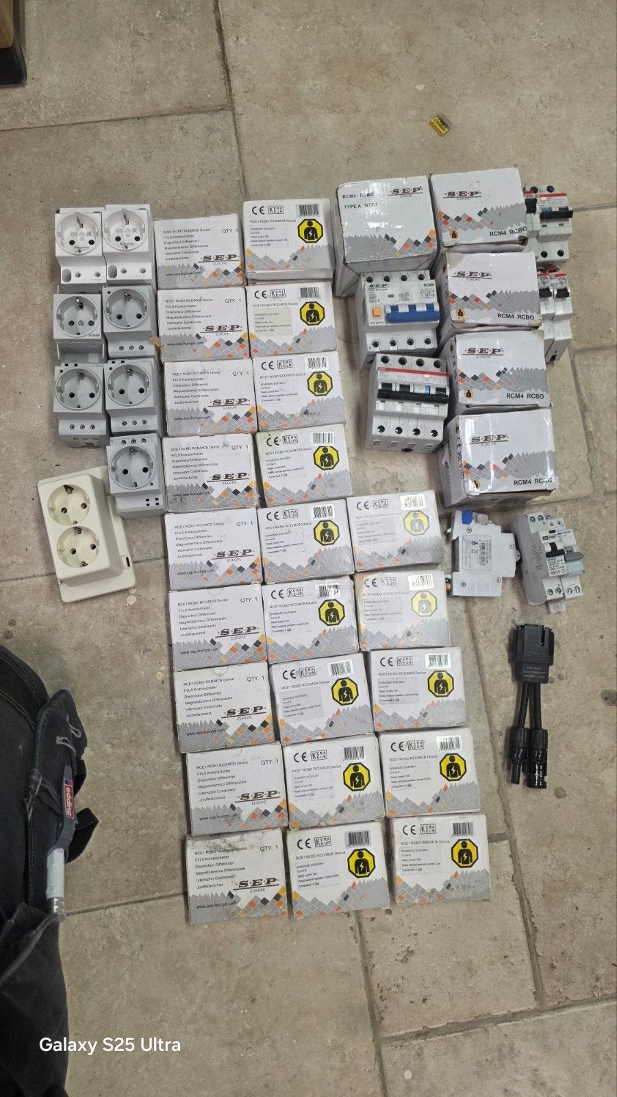 Diverse elektrische componenten: stopcontacten, automaten, Ophalen of Verzenden