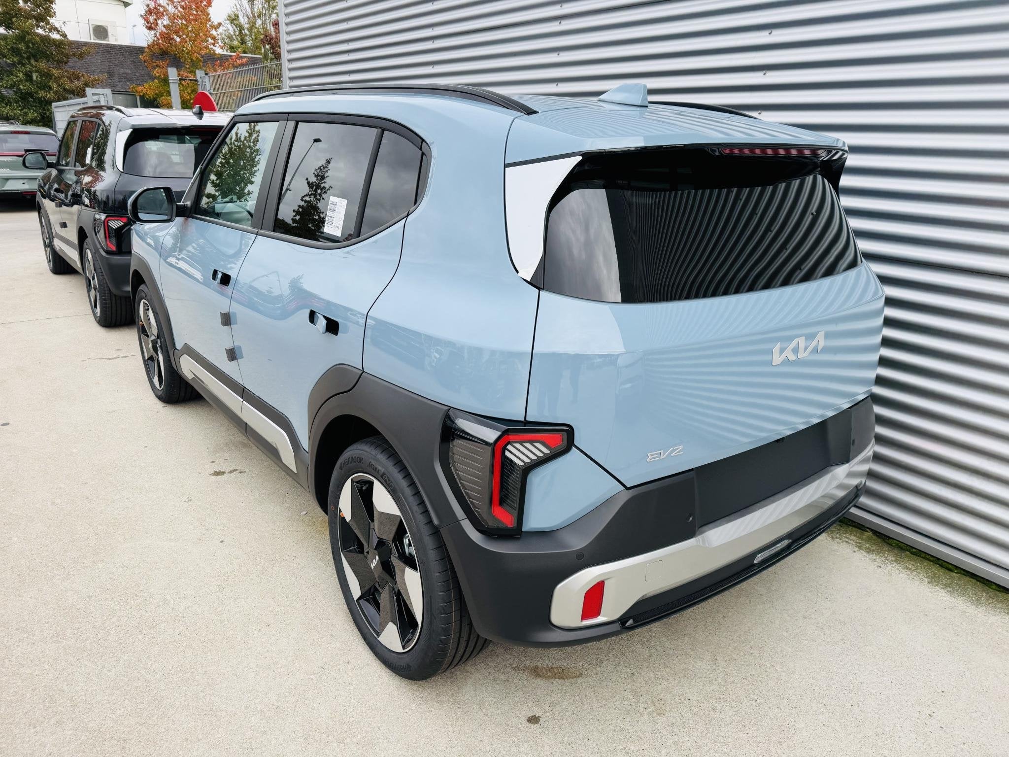 Kia EV2 Plus 61 kWh Rijklaar incl. Pastel lak | VoorraadVoor, Auto's, 360 min, SUV of Terreinwagen, Te koop, Verwarmde buitenspiegels
