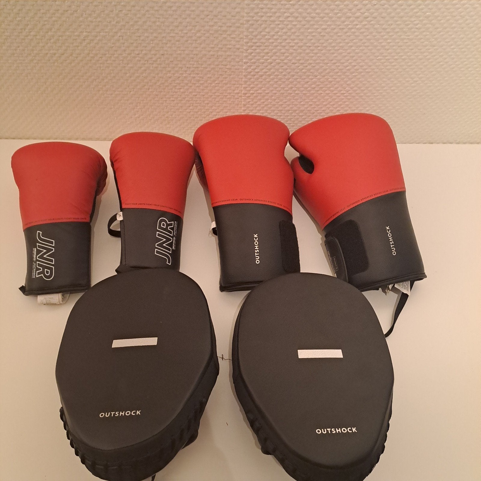 Boks Startpakket Outshock - 14oz + 6oz + 2x stootkussens, Sport en Fitness, Boksen, Ophalen, Zo goed als nieuw, Bokshandschoenen