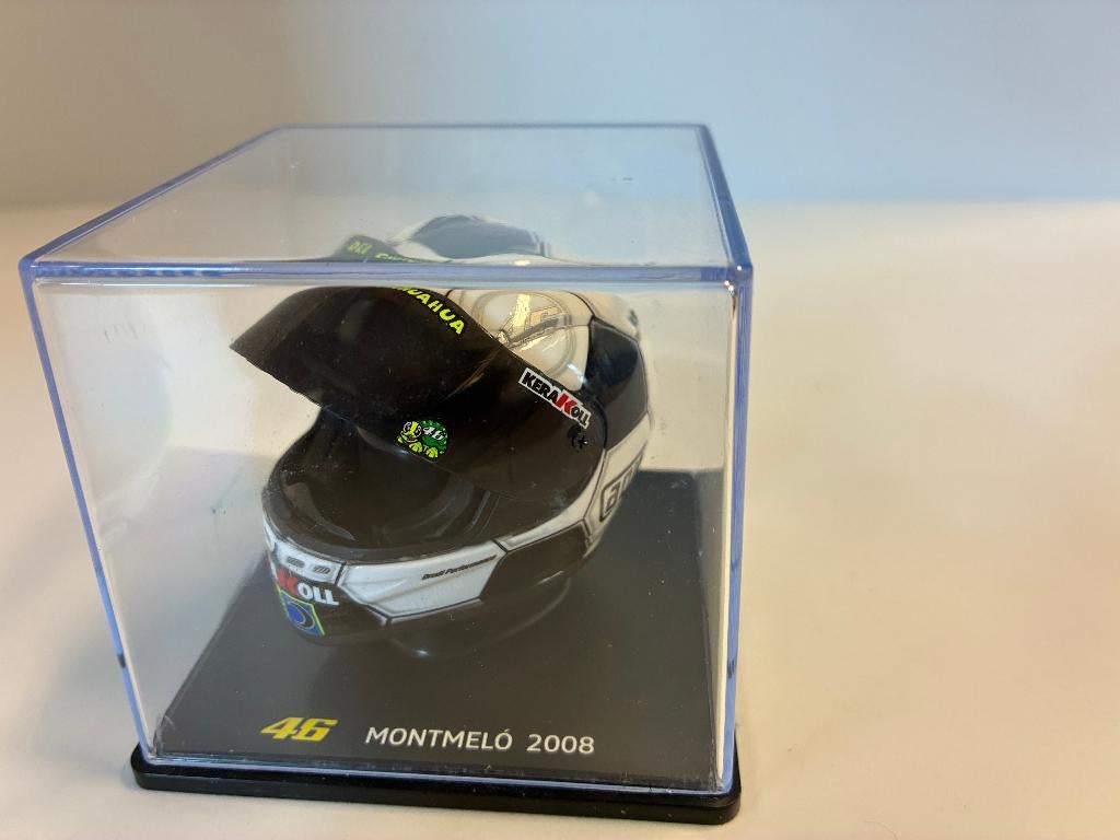 69764: Helm - MotoGP - Valentino Rossi - Montmelo 2008 - 1:5, Hobby en Vrije tijd, Modelauto's | 1:5 tot 1:12, Overige typen, Zo goed als nieuw
