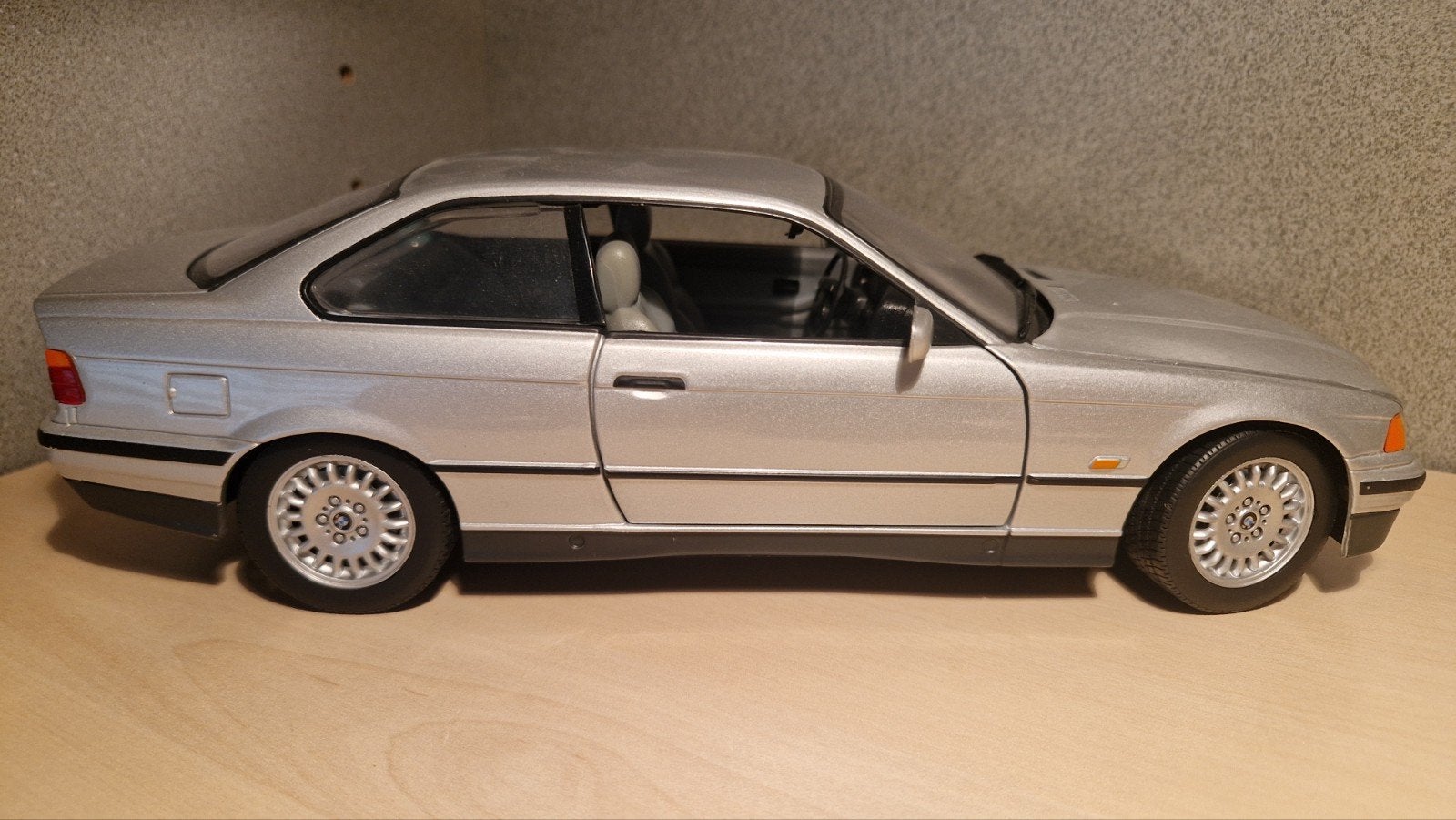 ​UT Models 1:18 - BMW 3-Serie (E36) Sedan - Zilver Met, Hobby en Vrije tijd, Modelauto's | 1:18, Ophalen of Verzenden, Zo goed als nieuw