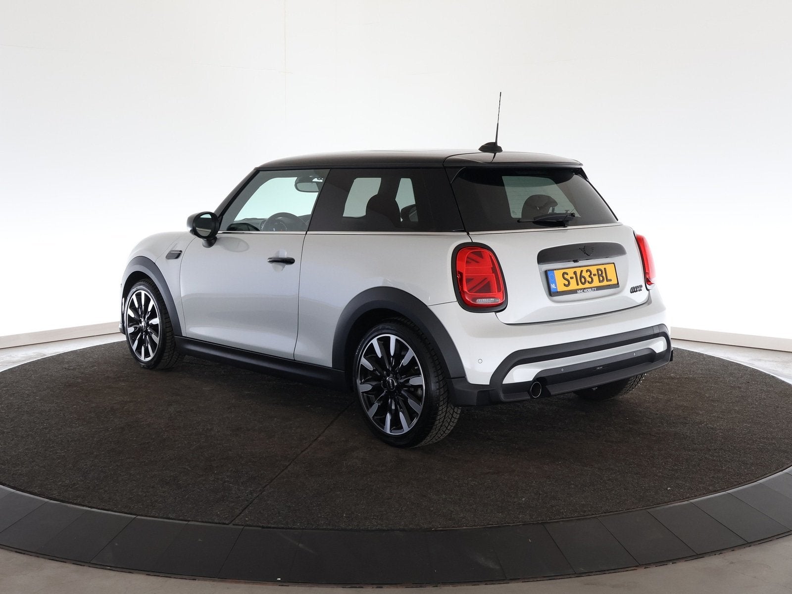MINI Mini 1.5 Cooper Classic | Navi | Clima | Leder | 12 maa, Auto's, 136 pk, Gebruikt, 4 stoelen, Bedrijf