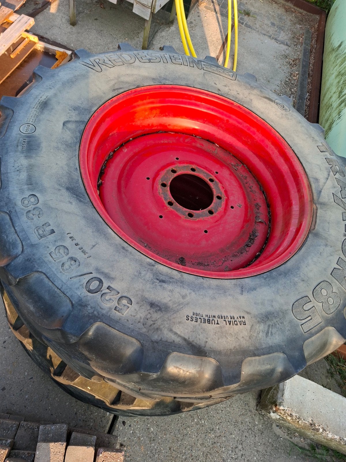 Vredestein & Pirelli tractorbanden 520/85 R38, Ophalen