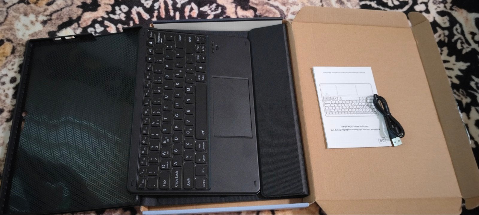 Gloednieuw Duits QWERTZ toetsenbord met touchpad en hoes, Verlichte toetsen, Nieuw, Ophalen of Verzenden, Draadloos