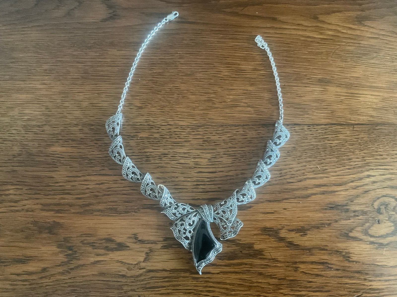 Zilveren ketting met strik en zwarte steen, Ophalen of Verzenden, Zo goed als nieuw, Zilver, Met edelsteen