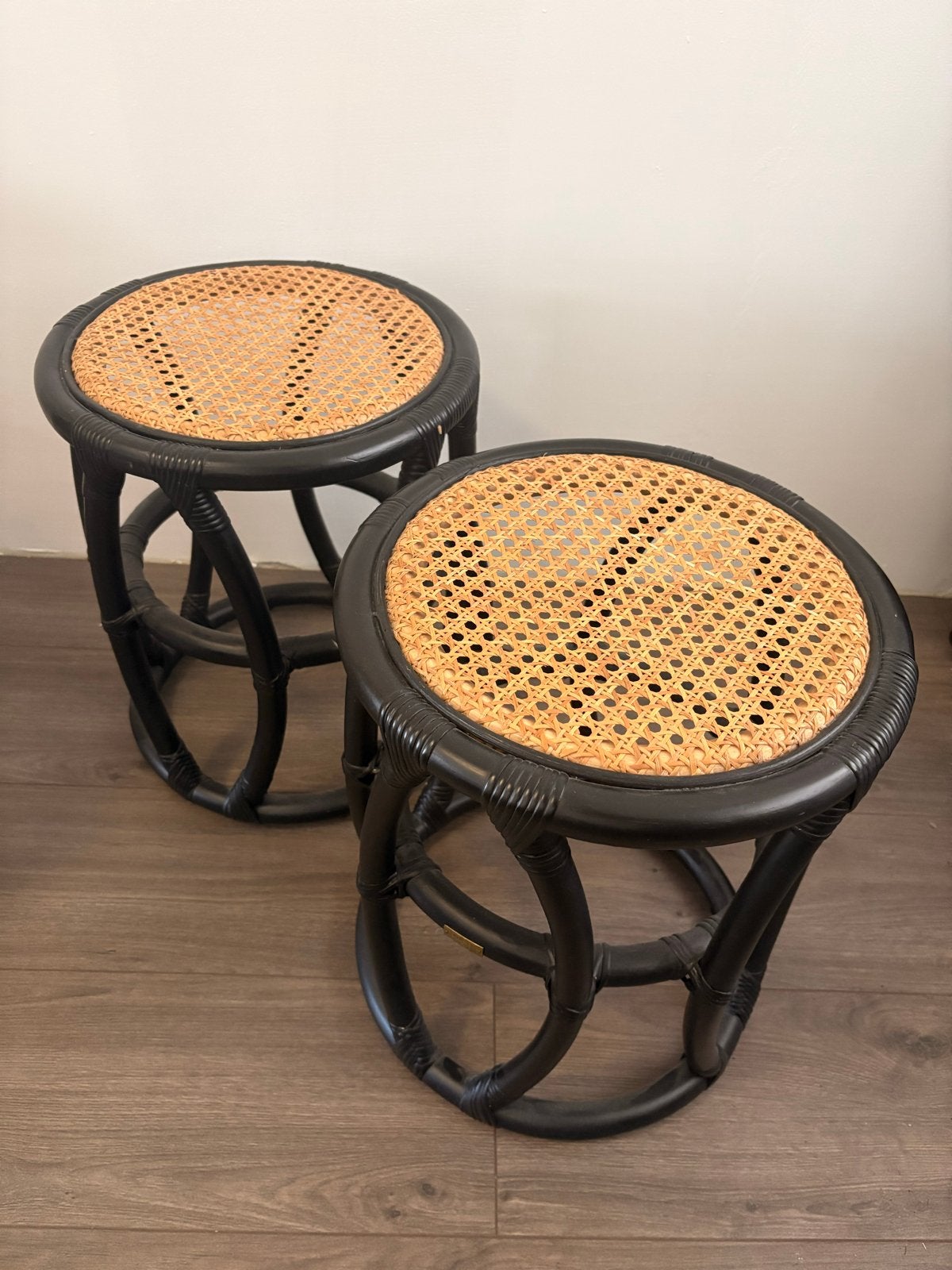 Set van 2 zwarte rotan krukjes met webbing zitting, Ophalen, Gebruikt, Overige materialen
