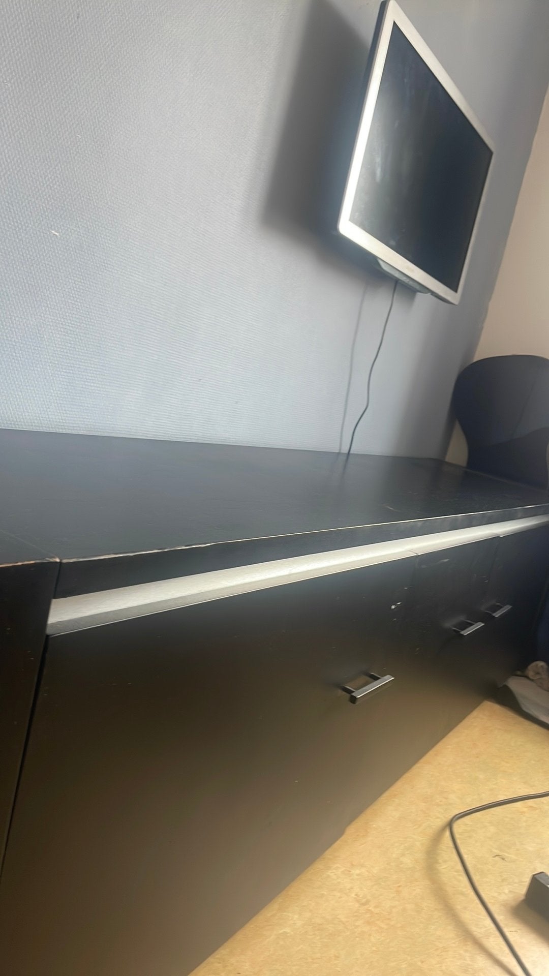 Foto 4 van Zwarte kast met 3 deurtjes