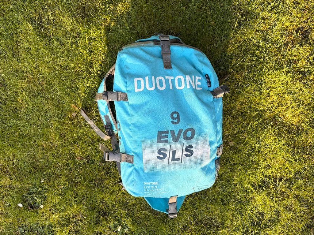DUOTONE EVO SLS 9m (2021), Watersport en Boten, Kitesurfen, 9 m², Geen board, Ophalen of Verzenden, Zo goed als nieuw