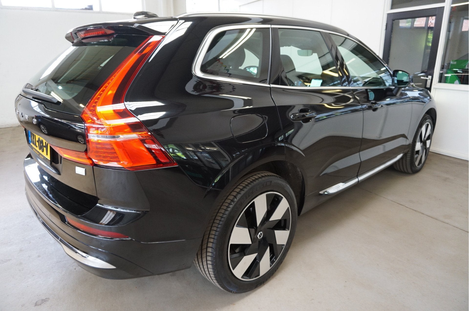Volvo XC60 2.0 T8 Plug-in hybrid AWD Ultra Leder Schuifdak, Automaat, Gebruikt, 4 cilinders, Zwart