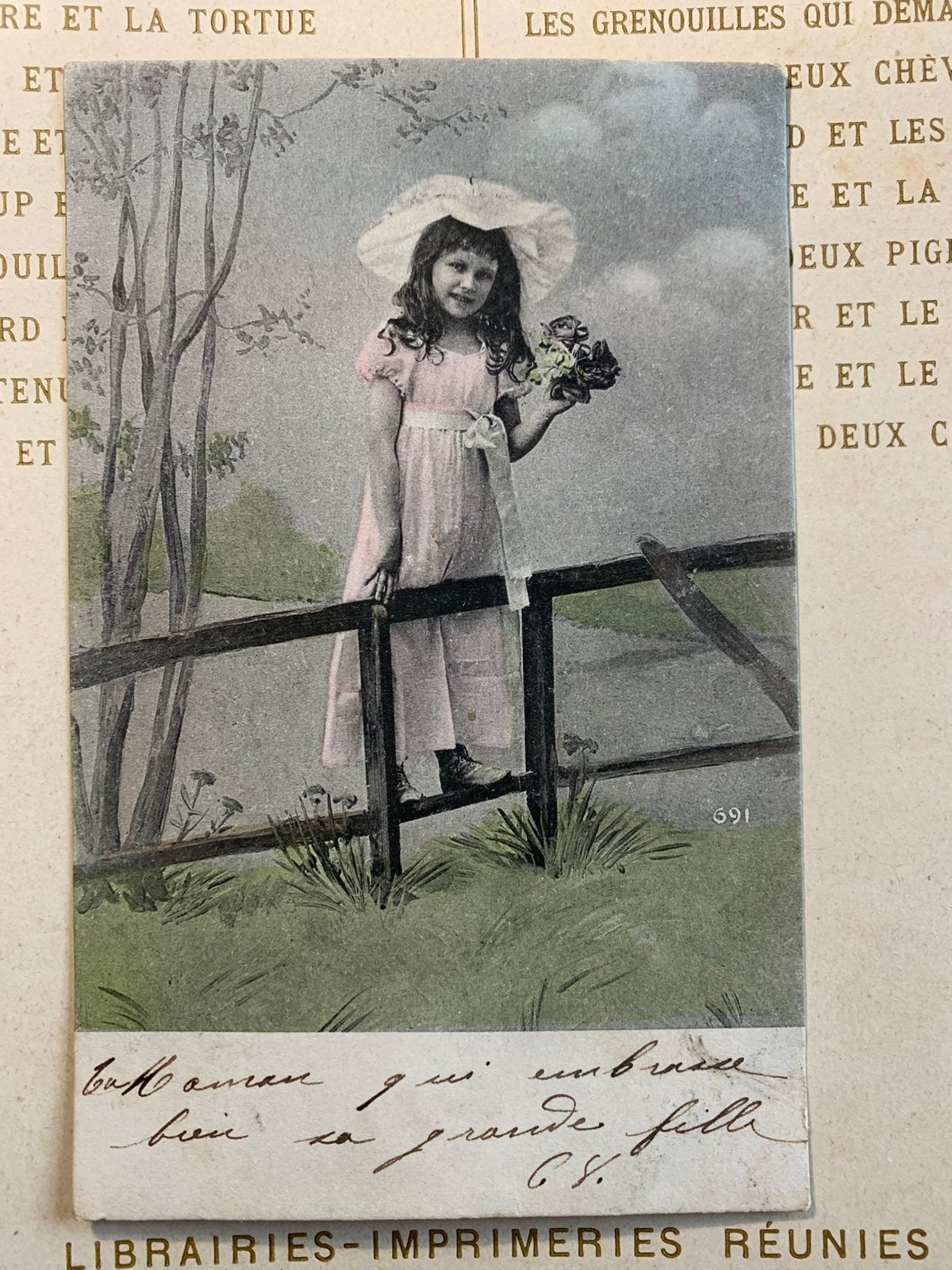 1903 Meisje met hoed en lang haar op hek (LE), Ophalen of Verzenden, Voor 1920, Gelopen, Kinderen