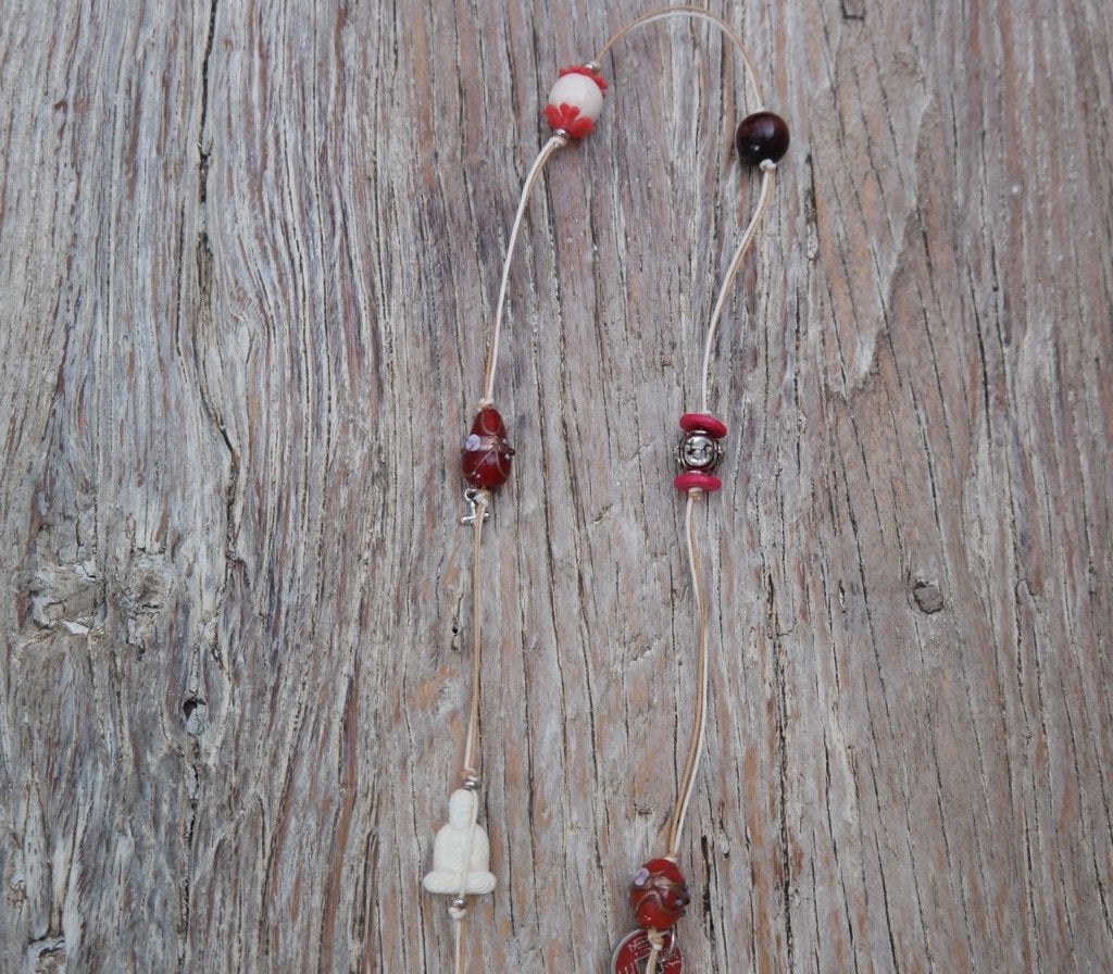 NIEUW: lange ketting met muntjes, buddha's & glazen kralen, Ophalen of Verzenden, Nieuw, Rood, Overige materialen