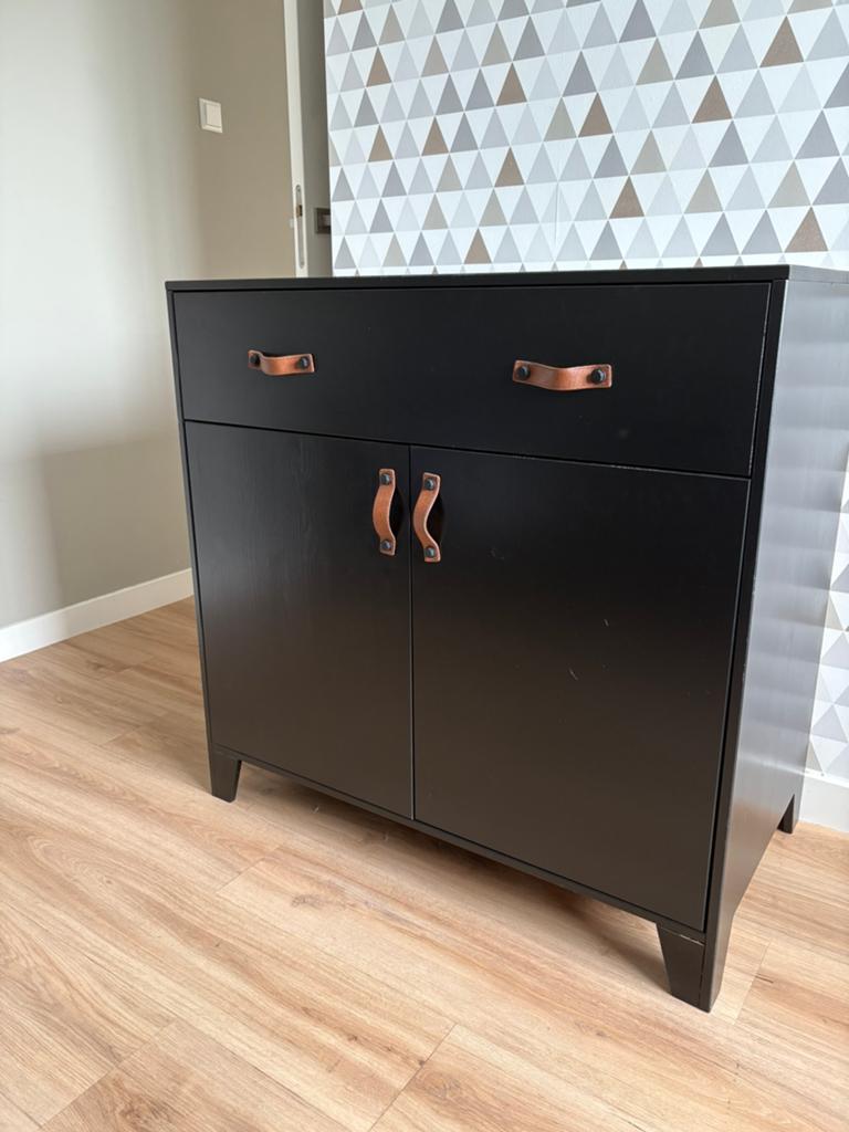 Te koop Woood commode zwart, Kinderen en Baby's, Kinderkamer | Commodes en Kasten, Ophalen, 50 tot 70 cm, Zo goed als nieuw, 75 tot 100 cm