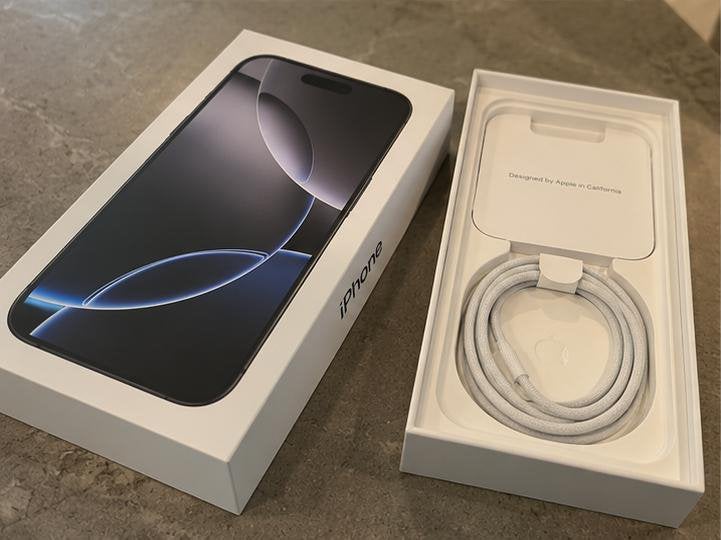 Foto 5 van Iphone 16 pro 128GB in complete nieuwstaat mét aankoopbon