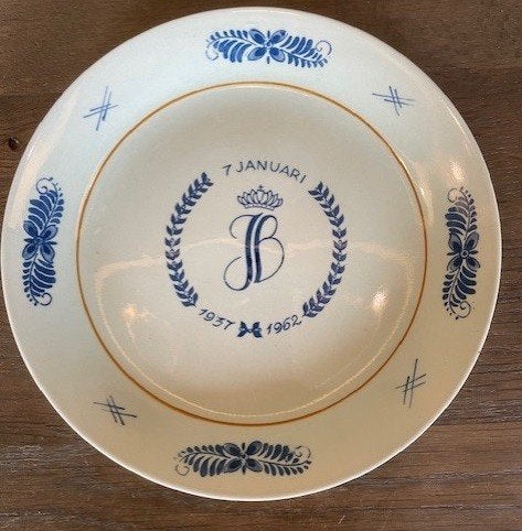 Herinneringsbord plateel Juliana en Bernard 25 jr getrouwd, Ophalen of Verzenden, Zo goed als nieuw, Nederland, Servies
