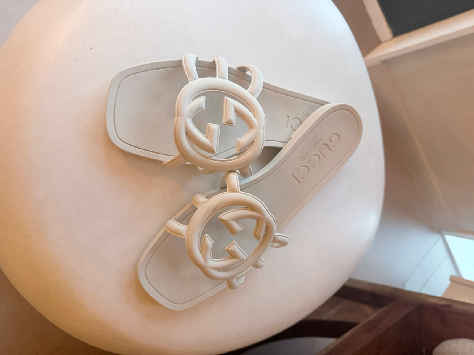 Gucci G locking slides, Ophalen of Verzenden, Zo goed als nieuw, Wit