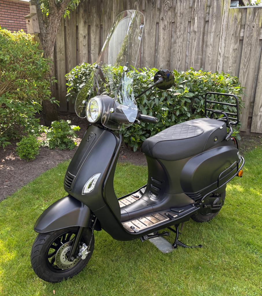 AGM 50VXI Bomscooter mat zwart van 2021, Ophalen, Zo goed als nieuw, Benzine