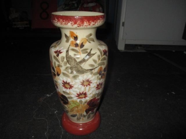 zeer mooie sierlijk opaline vaas met zwaluw en bloemen, Ophalen, Gebruikt, Overige kleuren, Glas
