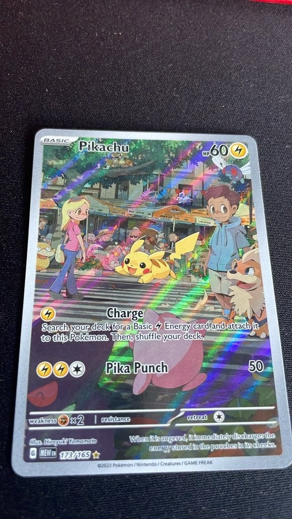 Pikachu #173/165 Illustration Rare + 25th anniversary case, Hobby en Vrije tijd, Ophalen of Verzenden, Nieuw, Losse kaart, Foil