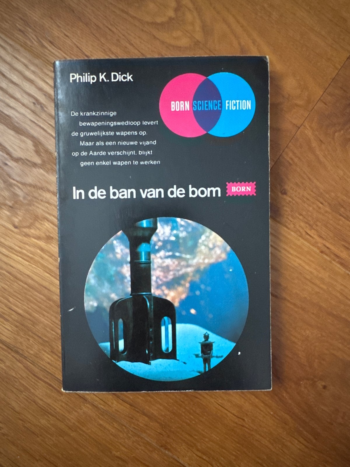 In de ban van de bom - Philip K. Dick (Born Science Fiction), Ophalen of Verzenden, Gelezen