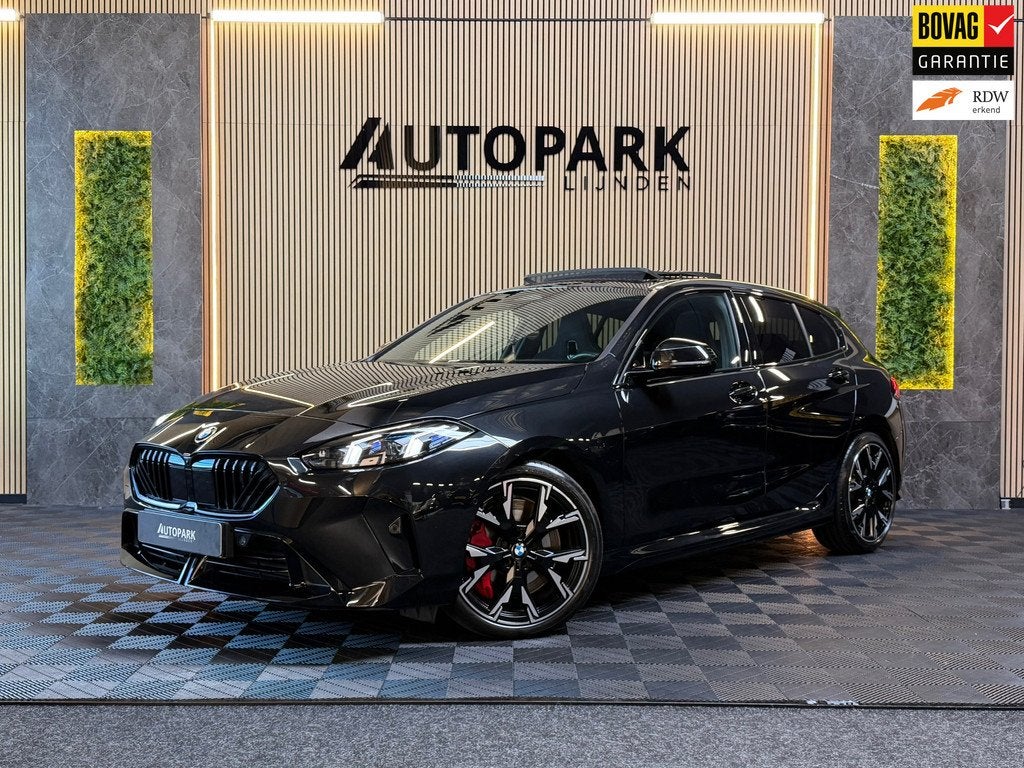 BMW 1-serie 120 M Sport Pro PANO|FABRIEKSGARANTIE|HARMAN KAR, Gebruikt, 156 pk, Automatische klimaatregeling, Zwart