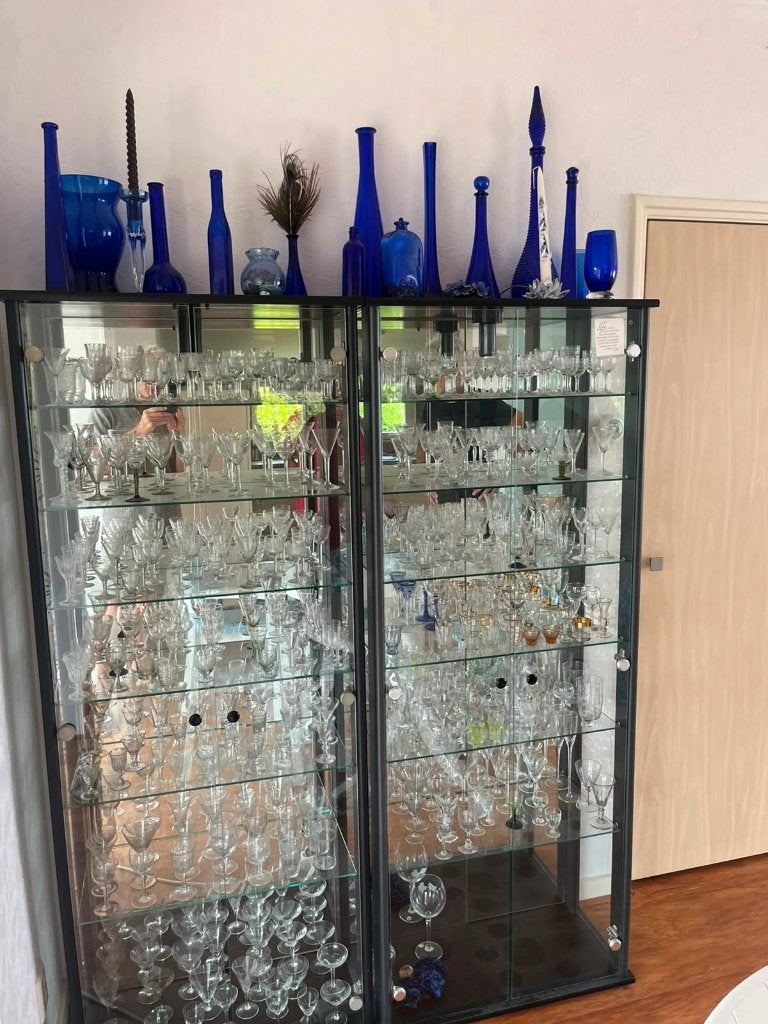 vitrinekast gevuld met sierglas, Antiek en Kunst, Ophalen