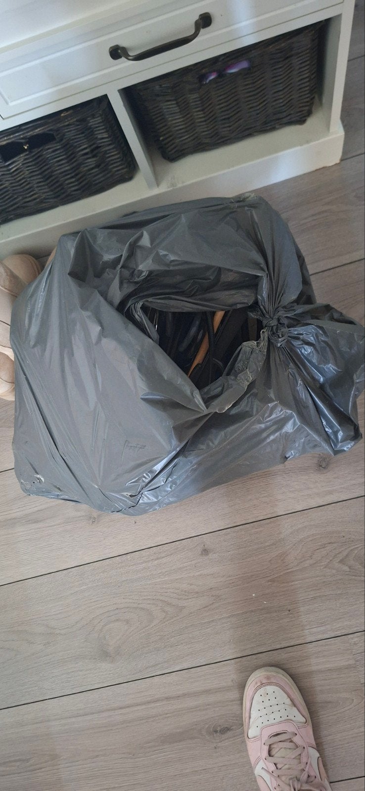 Zak vol kleerhangers, Ophalen, Zo goed als nieuw